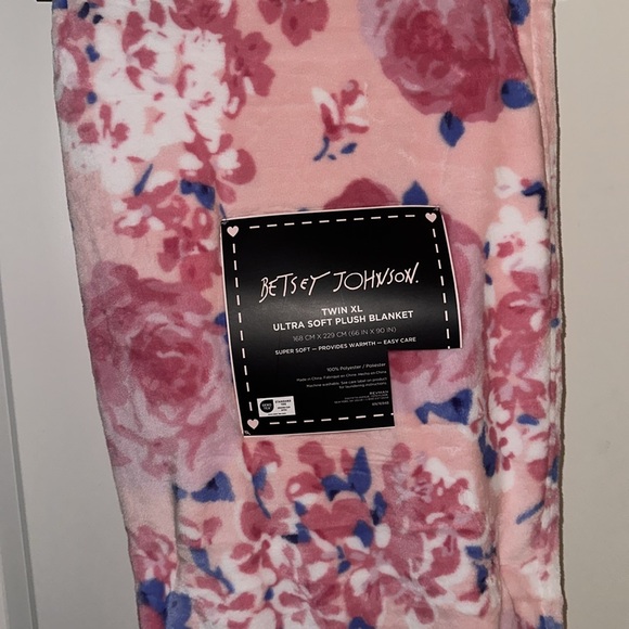 BETSEY JOHNSON TWIN xl ULTRA SOFT PLUSH BLANKET - Picture 13 of 14